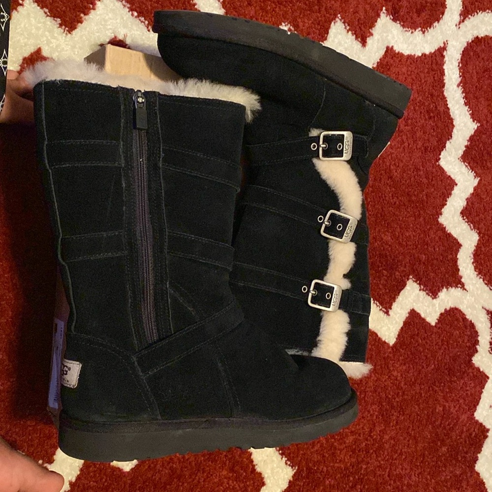 EUC 
Black Uggs
Super warm 
Super Cute 
*No Box*
Size 4